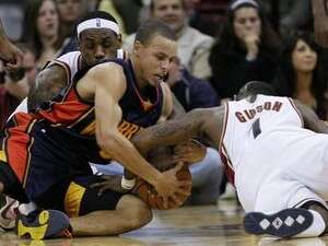 לברון ג'יימס נלחם עם סטפן קארי. לברון ג'יימס נלחם עם סטפן קארי.