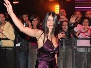 ג'י. מתעניינת בקושי בבנצי, יהודל'ה ומומו. ג'י. מתעניינת בקושי בבנצי, יהודל'ה ומומו.