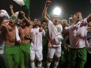 שחקני אלג'יריה חוגגים העפלה למונדיאל שחקני אלג'יריה חוגגים העפלה למונדיאל