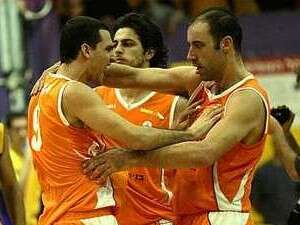 עירוני ראשל''צ חוגגת ניצחון ראשון בליגה עירוני ראשל''צ חוגגת ניצחון ראשון בליגה