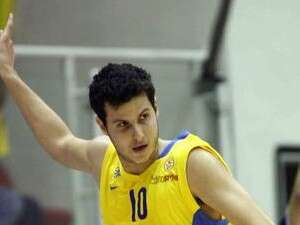 פניני, דפק כרטיס במחצית הראשונה פניני, דפק כרטיס במחצית הראשונה