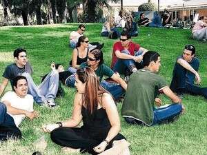 סטודנטים בקמפוס. בכללות הציבוריות יותר סטודנטים מאשר באוניברסיטאות סטודנטים בקמפוס. בכללות הציבוריות יותר סטודנטים מאשר באוניברסיטאות