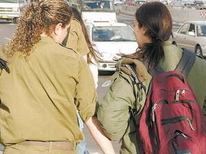 חיילות מחוץ לבסיס. המכונית נמלטה חיילות מחוץ לבסיס. המכונית נמלטה