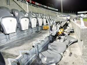 כסאות שבורים בבלומפילד, כסאות שבורים בבלומפילד,