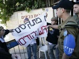 פעילי ימין בהפגנה למען סרבנות מצפון. פעילי ימין בהפגנה למען סרבנות מצפון.