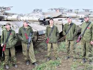 עמית מנדלבאום, יונתן טרסון, אלעד גבאי, פבל סלוצקר וגלעד שליט ליד הטנקים. עמית מנדלבאום, יונתן טרסון, אלעד גבאי, פבל סלוצקר וגלעד שליט ליד הטנקים.