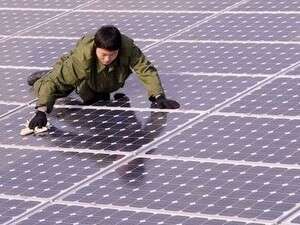 מתקין פאנל סולארי. כרגע לא מעבר לקו הירוק מתקין פאנל סולארי. כרגע לא מעבר לקו הירוק