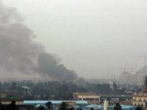 עשן עולה מזירת אחד הפיצוצים בבגדד. עשן עולה מזירת אחד הפיצוצים בבגדד.