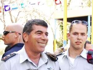 אפרתי עם רב אלוף אשכנזי. אפרתי עם רב אלוף אשכנזי.