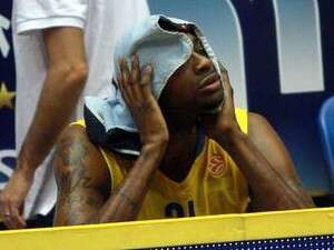 דיור פישר מאוכזב במהלך ההפסד ללבוראל דיור פישר מאוכזב במהלך ההפסד ללבוראל