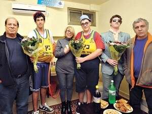 שייקה לוי,גברי בנאי ושושי פוליאקוב עם תלמידי עמק חרוד שייקה לוי,גברי בנאי ושושי פוליאקוב עם תלמידי עמק חרוד