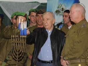 נשיא המדינה עם חיילי נח''ל בפיקוד דרום. נשיא המדינה עם חיילי נח''ל בפיקוד דרום.