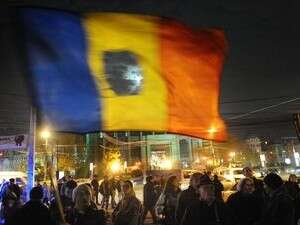 צעירים רומנים חוגגים עם דגל המהפכה. צעירים רומנים חוגגים עם דגל המהפכה.