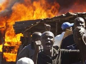 מפגינים מעלים באש מבנים בקניה. מפגינים מעלים באש מבנים בקניה.