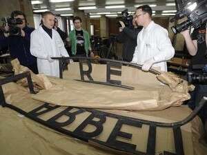 אנשי משטרת פולין מציגים את השלט לאחר שנמצא אנשי משטרת פולין מציגים את השלט לאחר שנמצא