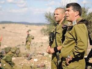 רמטכ''ל גבי אשכנזי צופה עם אלוף משנה אורן אבמן בתרגיל גדוד נצח יהודה רמטכ''ל גבי אשכנזי צופה עם אלוף משנה אורן אבמן בתרגיל גדוד נצח יהודה
