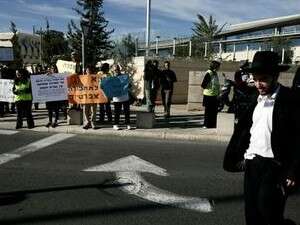 הפגנה נגד קווי ההפרדה בתחבורה הציבורית הפגנה נגד קווי ההפרדה בתחבורה הציבורית