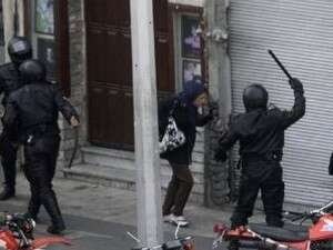 שוטרים מכים אזרחים בטהרן. שוטרים מכים אזרחים בטהרן.