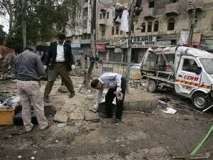 חוקרים בזירת הפיגוע בקראצ'י. חוקרים בזירת הפיגוע בקראצ'י.