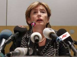 שרת הפנים ההולנדית במסיבת העיתונאים. שרת הפנים ההולנדית במסיבת העיתונאים.