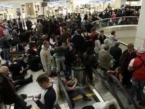 נוסעים ממתינים בנמל התעופה ניוארק. נוסעים ממתינים בנמל התעופה ניוארק.