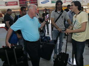 דרור קשטן בנמל התעופה בן גוריון, משוחח עם יוסי בניון. דרור קשטן בנמל התעופה בן גוריון, משוחח עם יוסי בניון.