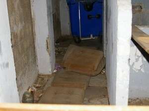 הכוך בו מתגורר חסר הבית בבת ים הכוך בו מתגורר חסר הבית בבת ים