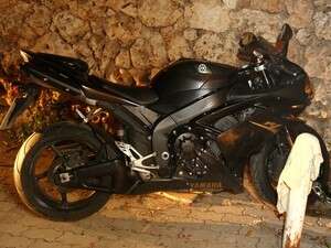 העבריינים חדרו לשטח התחנה, ניצלו את חוסר הערנות של השוטרים וגנבו את האופנוע העבריינים חדרו לשטח התחנה, ניצלו את חוסר הערנות של השוטרים וגנבו את האופנוע