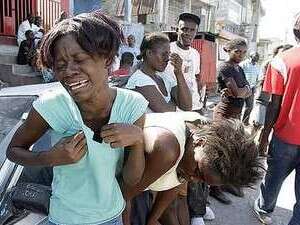 ניצולים מרעידת האדמה ממררים בבכי לצד ההריסות ניצולים מרעידת האדמה ממררים בבכי לצד ההריסות