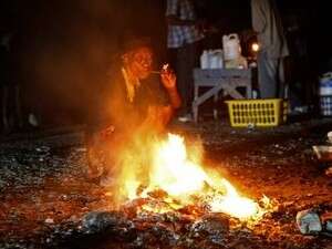 ניצולה מרעידת האדמה בהאיטי ליד מדורה ניצולה מרעידת האדמה בהאיטי ליד מדורה