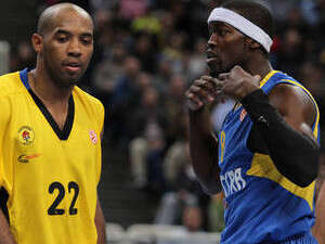 דורון פרקינס מול ג'אמון לוקאס. הערב דורון פרקינס מול ג'אמון לוקאס. הערב