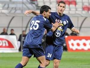 שחקני עכו חוגגים. ניצחון בית ראשון שחקני עכו חוגגים. ניצחון בית ראשון