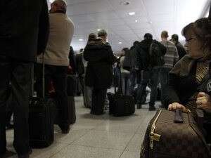 אנשים ממתינים בנמל התעופה במינכן אנשים ממתינים בנמל התעופה במינכן