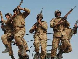 חיילים פקיסטנים במהלך תרגיל. חיילים פקיסטנים במהלך תרגיל.