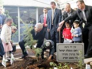 ראש הממשלה בנימין נתניהו נוטע עצים בכפר עציון לרגל ט''ו בשבט ראש הממשלה בנימין נתניהו נוטע עצים בכפר עציון לרגל ט''ו בשבט