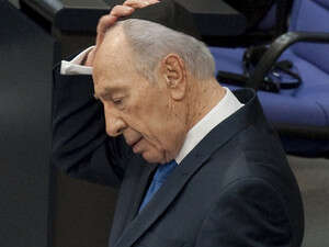 פרס קורא קדיש מעל בימת הפרלמנט הגרמני, אתמול. פרס קורא קדיש מעל בימת הפרלמנט הגרמני, אתמול.