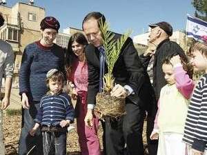 ניר ברקת שותל עץ ניר ברקת שותל עץ