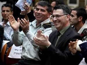 השר גדעון סער וגבי אשכנזי בבית הספר מקיף א' באשקלון השר גדעון סער וגבי אשכנזי בבית הספר מקיף א' באשקלון