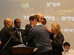 אבנר נתניהו עם אמא ואבא לאחר הזכייה בחידון התנ אבנר נתניהו עם אמא ואבא לאחר הזכייה בחידון התנ