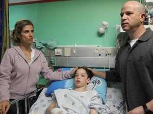 הילד דניאל והוריו לצדו בבית החולים הילד דניאל והוריו לצדו בבית החולים