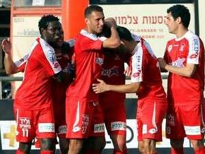שחקני סכנין חוגגים. היום באיצטדיון השלום שחקני סכנין חוגגים. היום באיצטדיון השלום