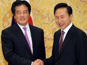 שר החוץ היפני עם נשיא קוריאה הדרומית. שר החוץ היפני עם נשיא קוריאה הדרומית.