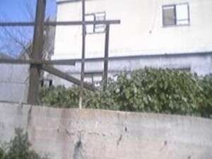 הבית בו הוחזק חסר הישע הבית בו הוחזק חסר הישע