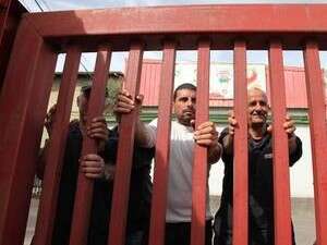 הפגנת עובדי מפעל מילוז מחוץ למפעל הפגנת עובדי מפעל מילוז מחוץ למפעל