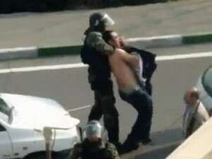 שוטר מכה מפגין באיראן. שוטר מכה מפגין באיראן.