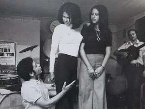 חזה (מימין) בסדנת התאטרון של בצלאל אלוני. חזה (מימין) בסדנת התאטרון של בצלאל אלוני.