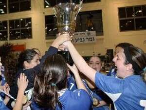 בנות הרצליה חוגגות עם הגביע בנות הרצליה חוגגות עם הגביע