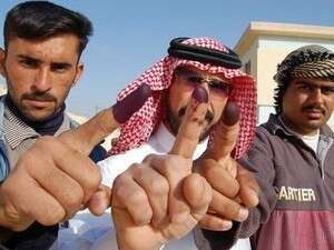 עיראקים אחרי ההצבעה בקלפי. עיראקים אחרי ההצבעה בקלפי.