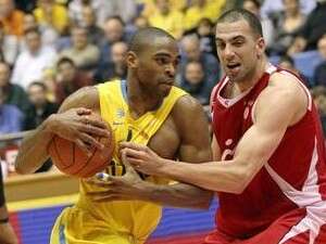 אלישי כדיר מנסה לעצור את אלן אנדרסון, הערב אלישי כדיר מנסה לעצור את אלן אנדרסון, הערב