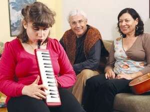 הלל אלמוסנינו עם הוריה. החוש המוזיקלי הגיע מאבא הלל אלמוסנינו עם הוריה. החוש המוזיקלי הגיע מאבא